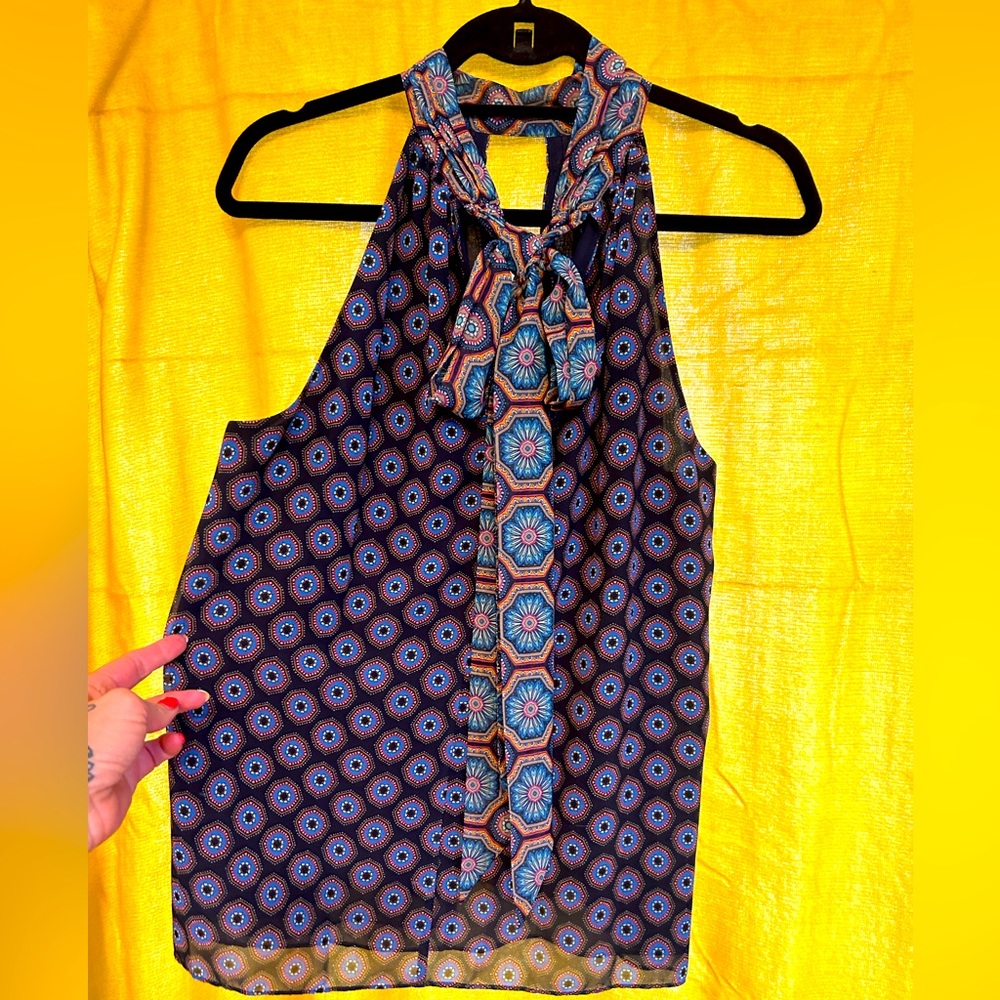 No tag but it’s Cynthia Rowley poly/silk foulard print cutaway shoulder blouse.